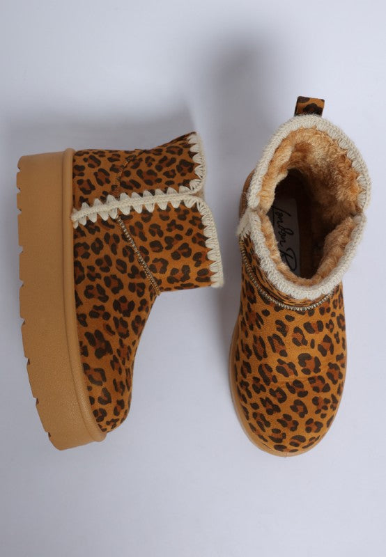Top view of Rochas Leopard Snow Boots highlighting scalloped trim and cushioned insole.