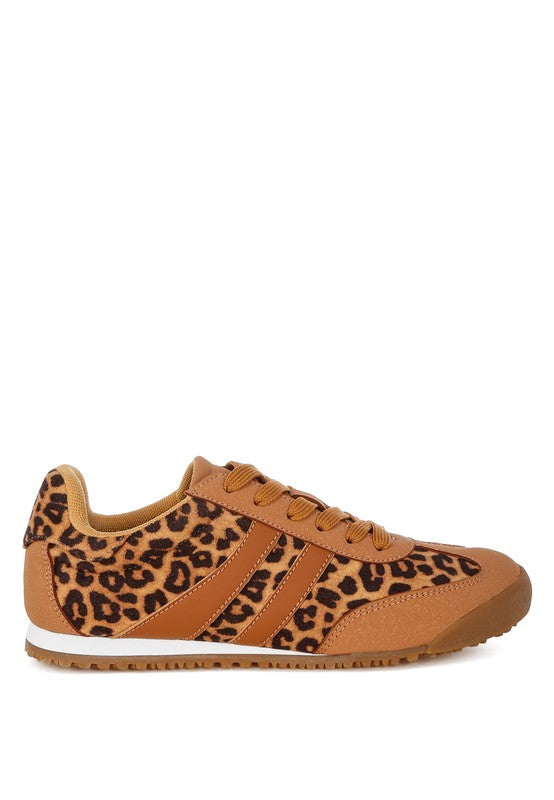 Lateral side view leopard print sneakers with lace-up closure