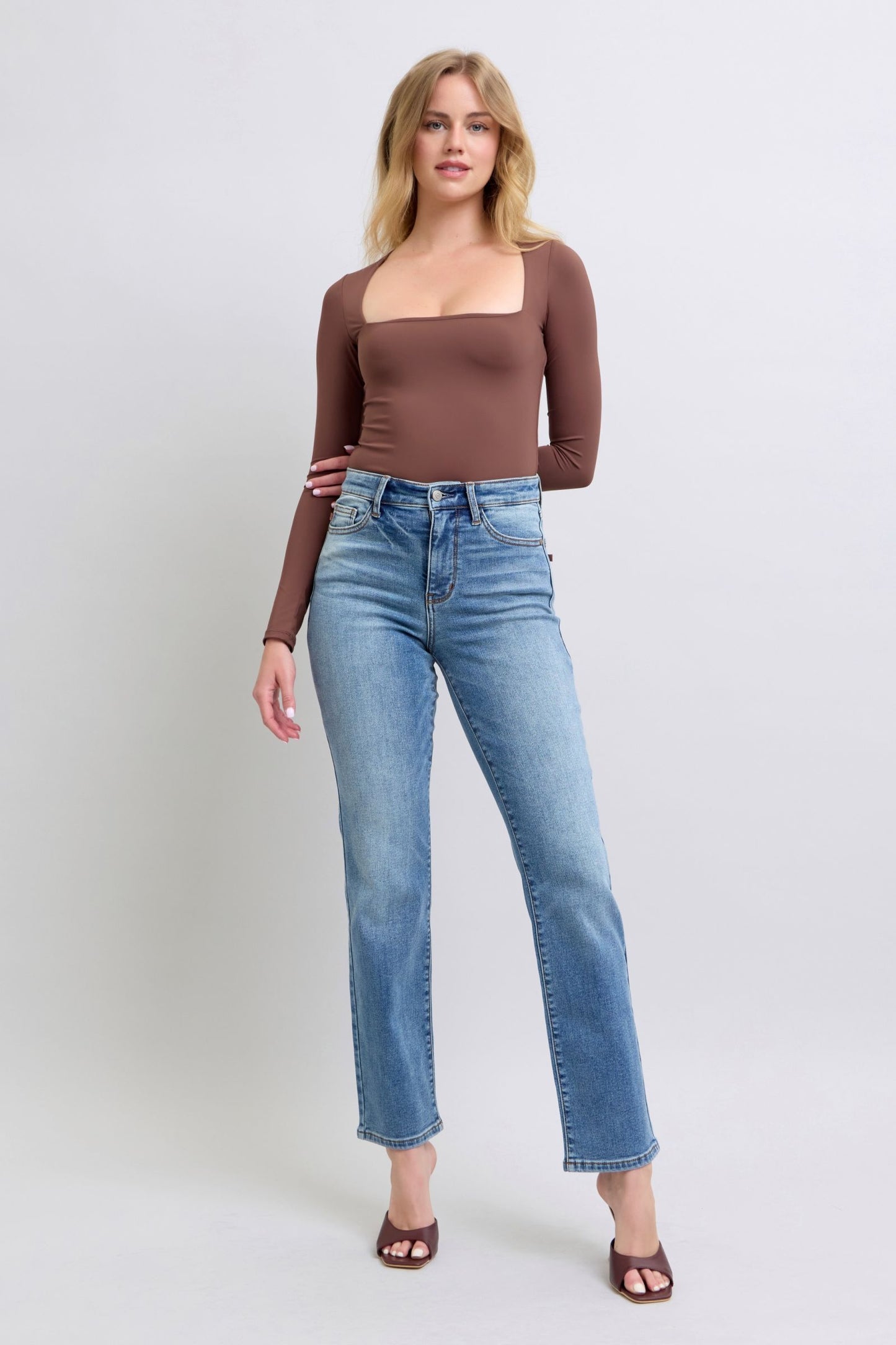 Model wearing Della Judy Blue straight jeans, medium wash straight-leg silhouette with a classic fit.