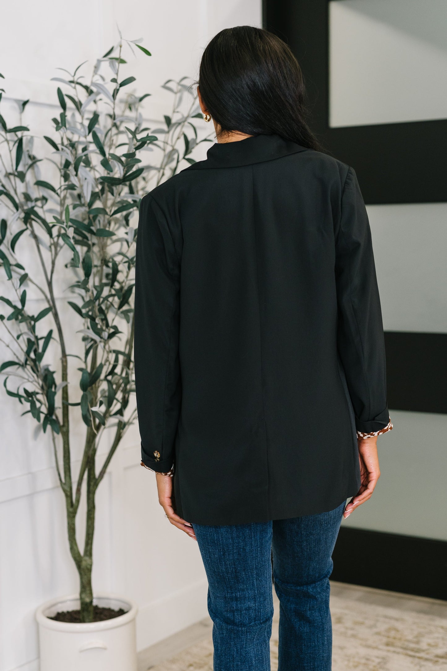 Back view of Everli Blazer in Black showing relaxed silhouette and vent detail.