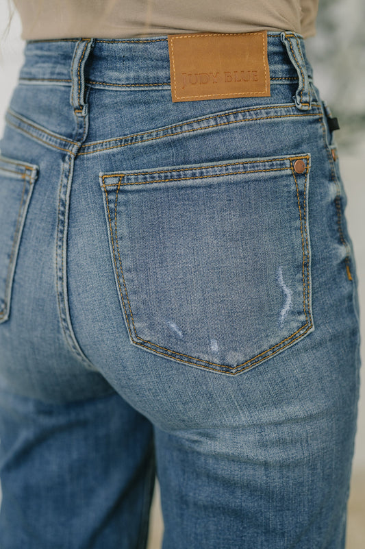 Close-up waist and pocket detail Judy Blue Izzie straight fit denim.