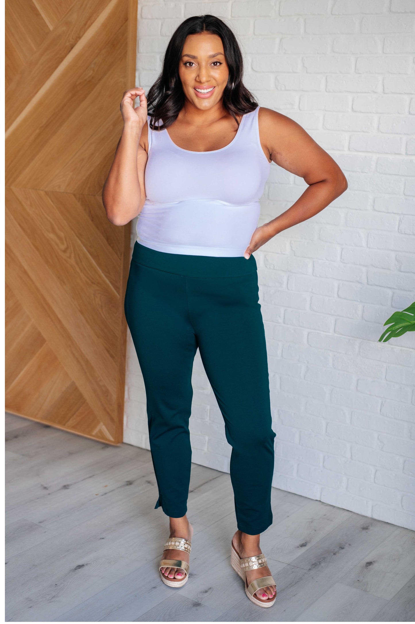 Plus size full body outfit in Hunter Green Midge Magic Skinny Pants with faux welt pocket detail.