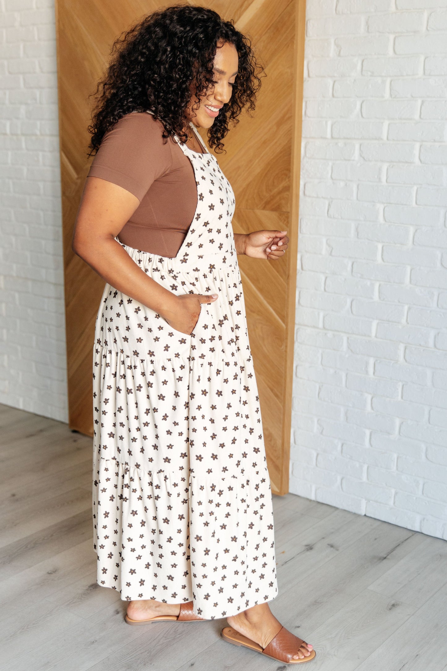 Plus size model side view in Nat Flower Dress with floral pattern and square neckline.