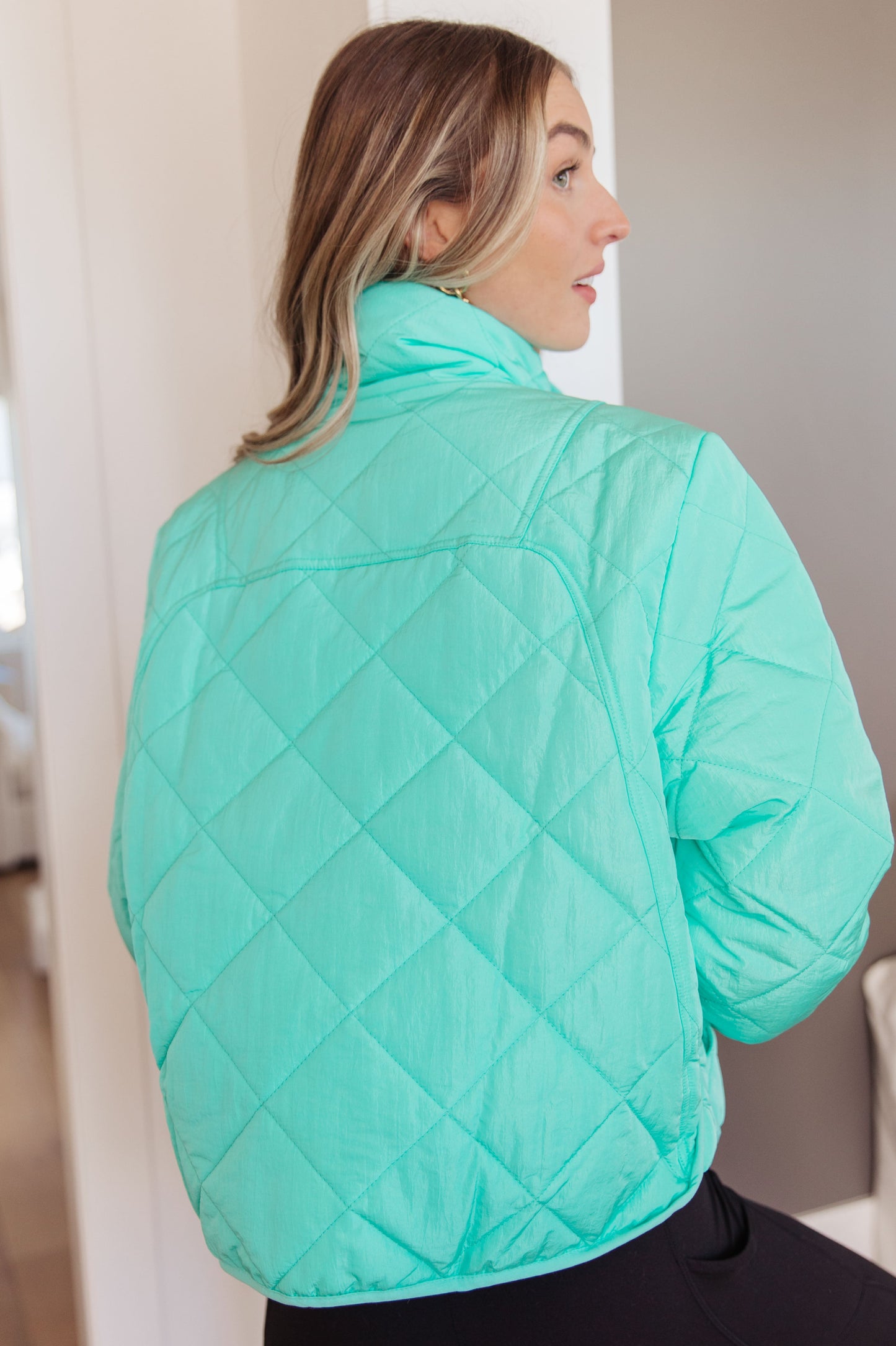 Back view of Siyah Puffer Jacket with fully lined quilted design and smooth seams.