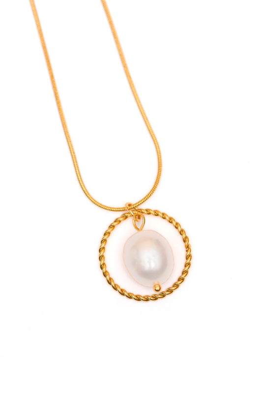 Pearl V Necklace with herringbone chain and V-shaped pearl inlay, 18k gold-plated stainless steel