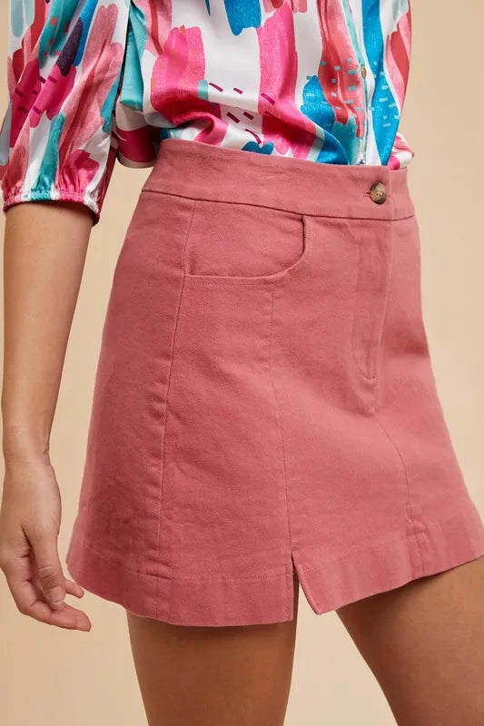 Trendy rose slit mini skirt with pockets, regular sizing – stylish and comfortable.
