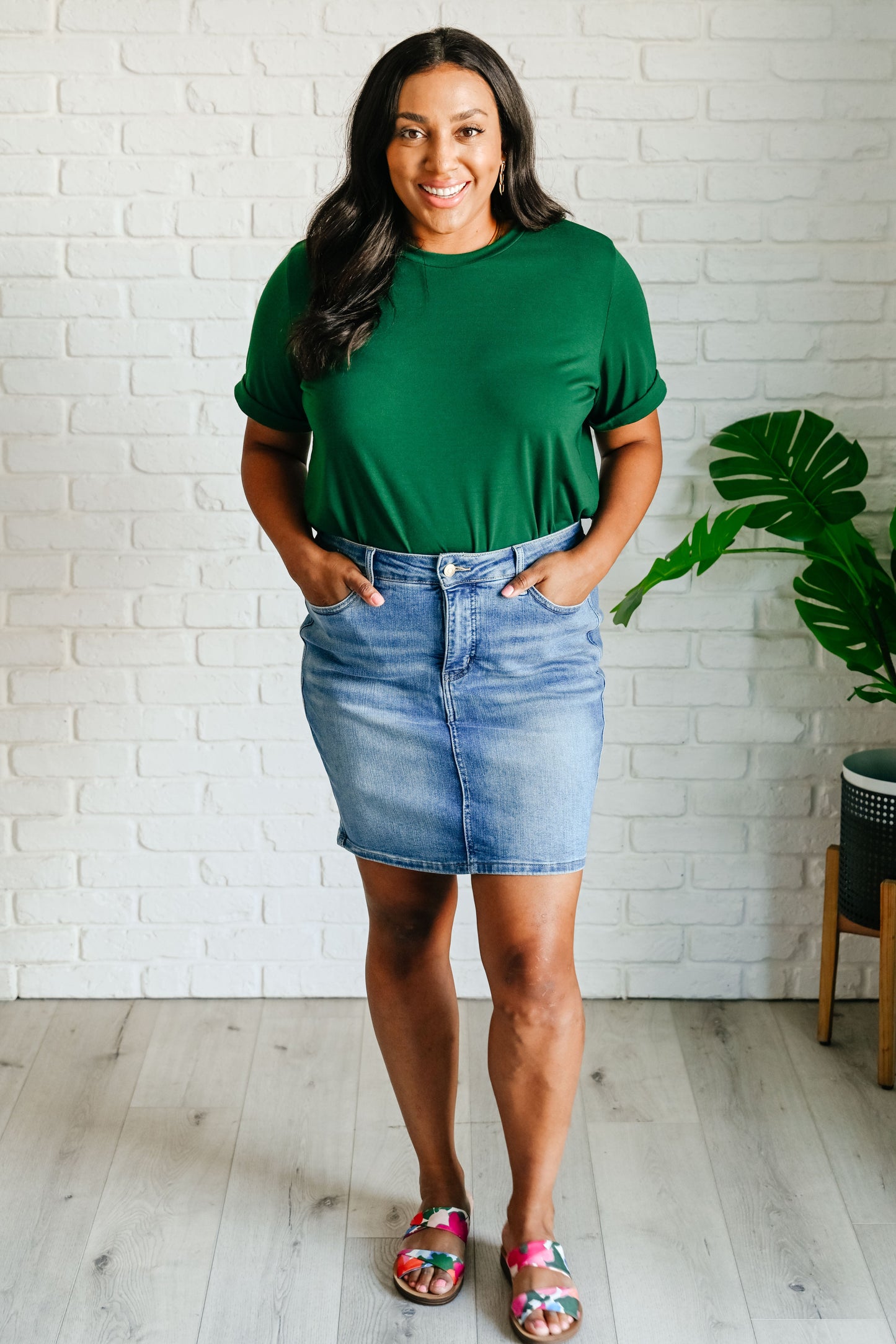 Green crewneck t-shirt for curvy women – jersey knit comfort.