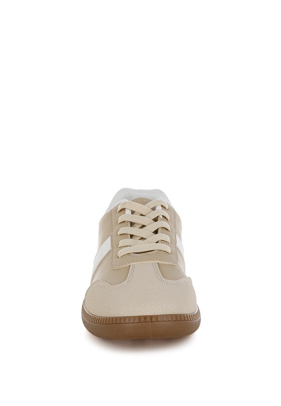 Light beige women's sneakers in faux leather and microfiber - Close Up View