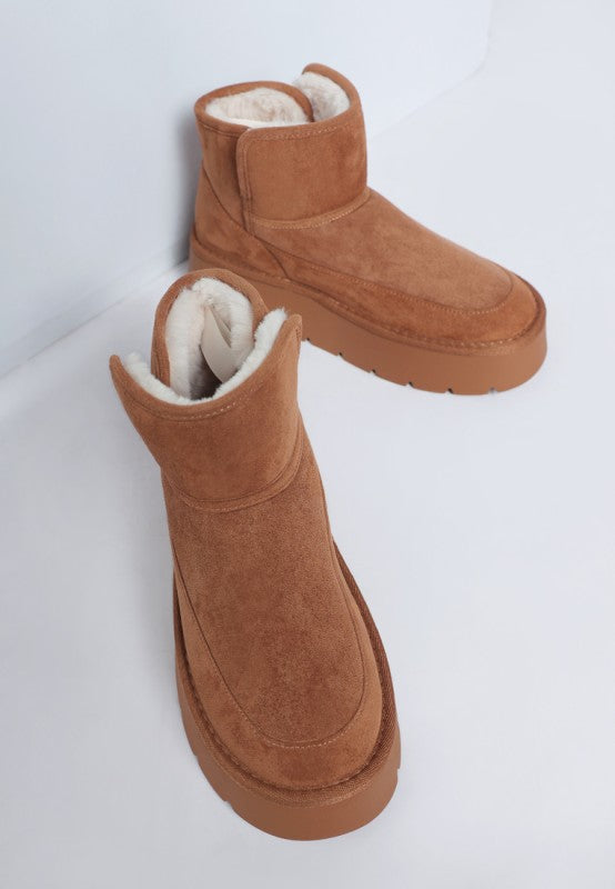 Camel Holias Chunky Heeled Snow Boots highlighting cushioned heel and stylish paneling design.