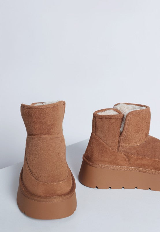 Camel Holias Chunky Heeled Snow Boots with paneling detail, chunky heel, and durable sole.
