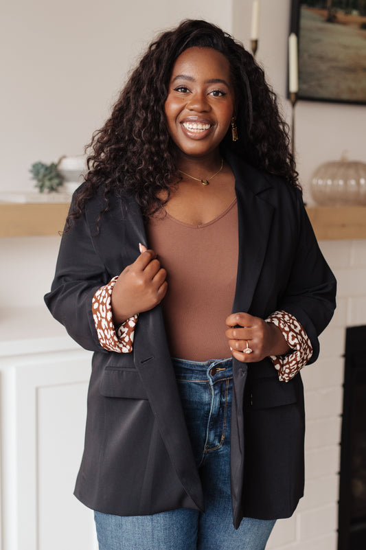 Plus size model wearing Everli Blazer in Black with tailored fit and collared neckline.