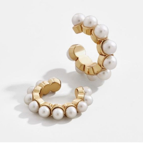 Ear cuff with freshwater pearls and shiny gold plating.