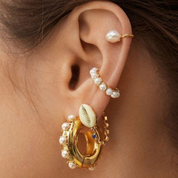 Ear cuff with freshwater pearls and shiny gold plating.