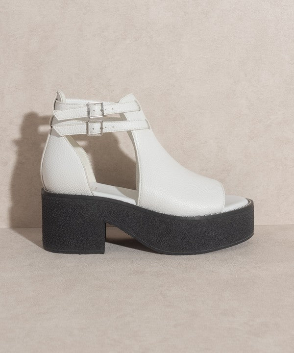 Elizabeth Platform Strapped Sandal by Oasis Society