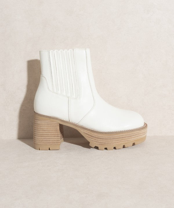 White pull-on boots with a rounded toe, chunky platform, and high-quality elastic gussets.