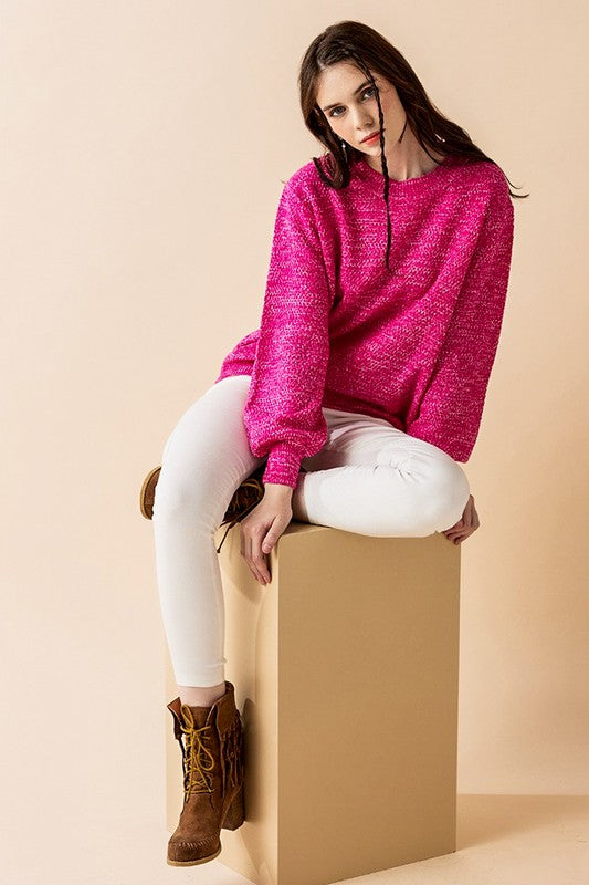 Fuchsia sweater with balloon sleeves and round neck.