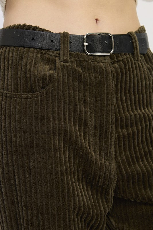Close up of Everlee Olive Corduroy Pants corduroy texture and pocket detail
