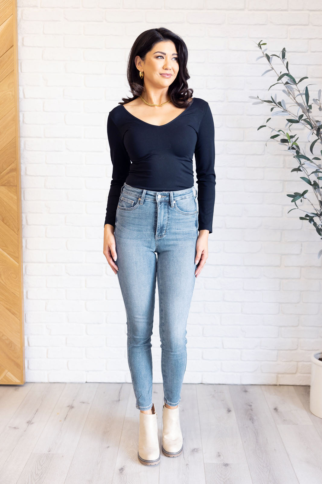 Justine High Rise Skinny Jeans by Judy Blue in a light contrast wash, featuring a zip fly, tummy control panel, and high-rise waist for a flattering fit.