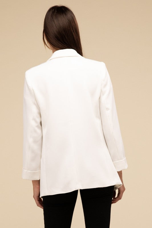 Ivory woven blazer with a lapel neckline, long sleeves, and an open-front design. Features front pockets and a regular fit.