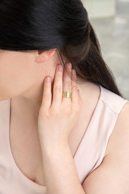 Woman wearing Golden Hour Ribbed Band on her hand