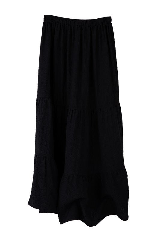 Tiered maxi skirt with elastic waistband in black. Flowy silhouett, lined for full coverage.