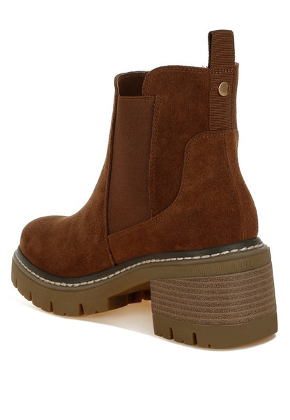 9151Brown Chelsea boots from the rear with pull tab and lug sole5BC51DFB9C7E9499ED27EB168CFC/908f3f24-89de-410f-8f73-1faed4891936.jpg