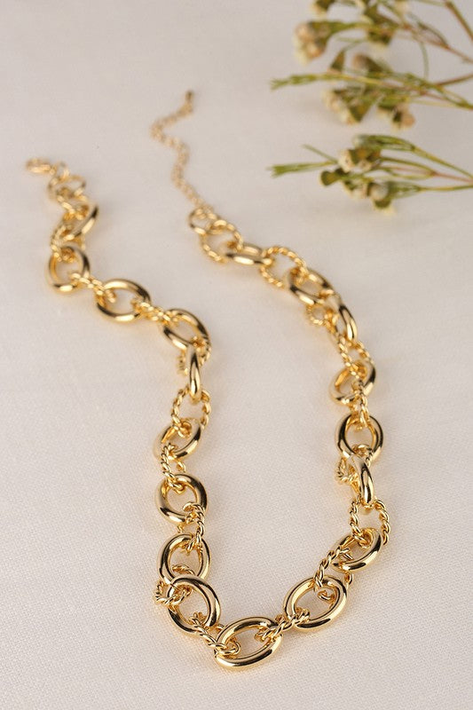 Tera Bold Chain Necklace In Gold