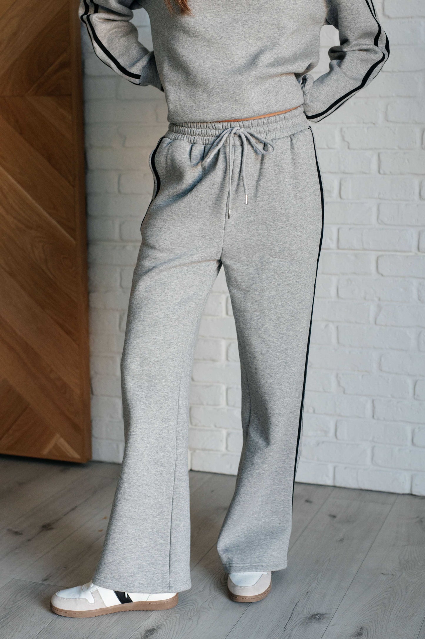 Stripe detail sweatpants in fleece, featuring an elastic waistband, drawstring, straight leg design, contrasting side stripes, and functional side pockets.