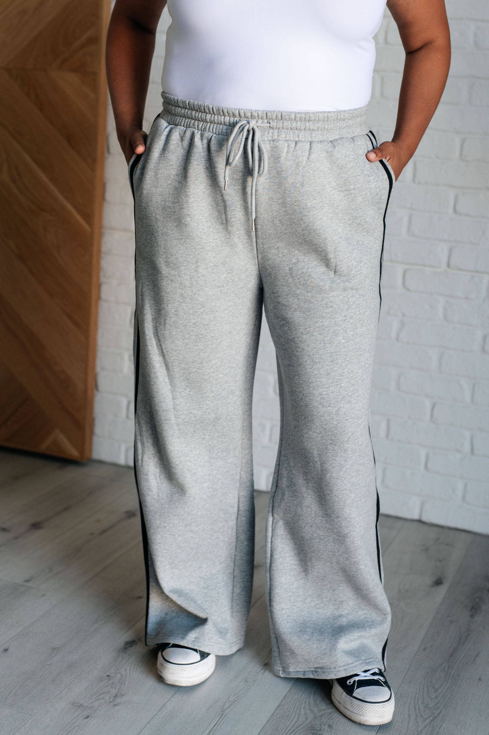 Stripe detail sweatpants in fleece, featuring an elastic waistband, drawstring, straight leg design, contrasting side stripes, and functional side pockets.