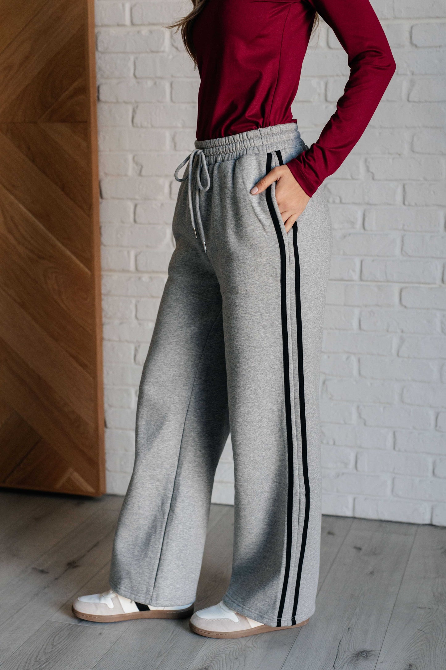 Stripe detail sweatpants in fleece, featuring an elastic waistband, drawstring, straight leg design, contrasting side stripes, and functional side pockets.