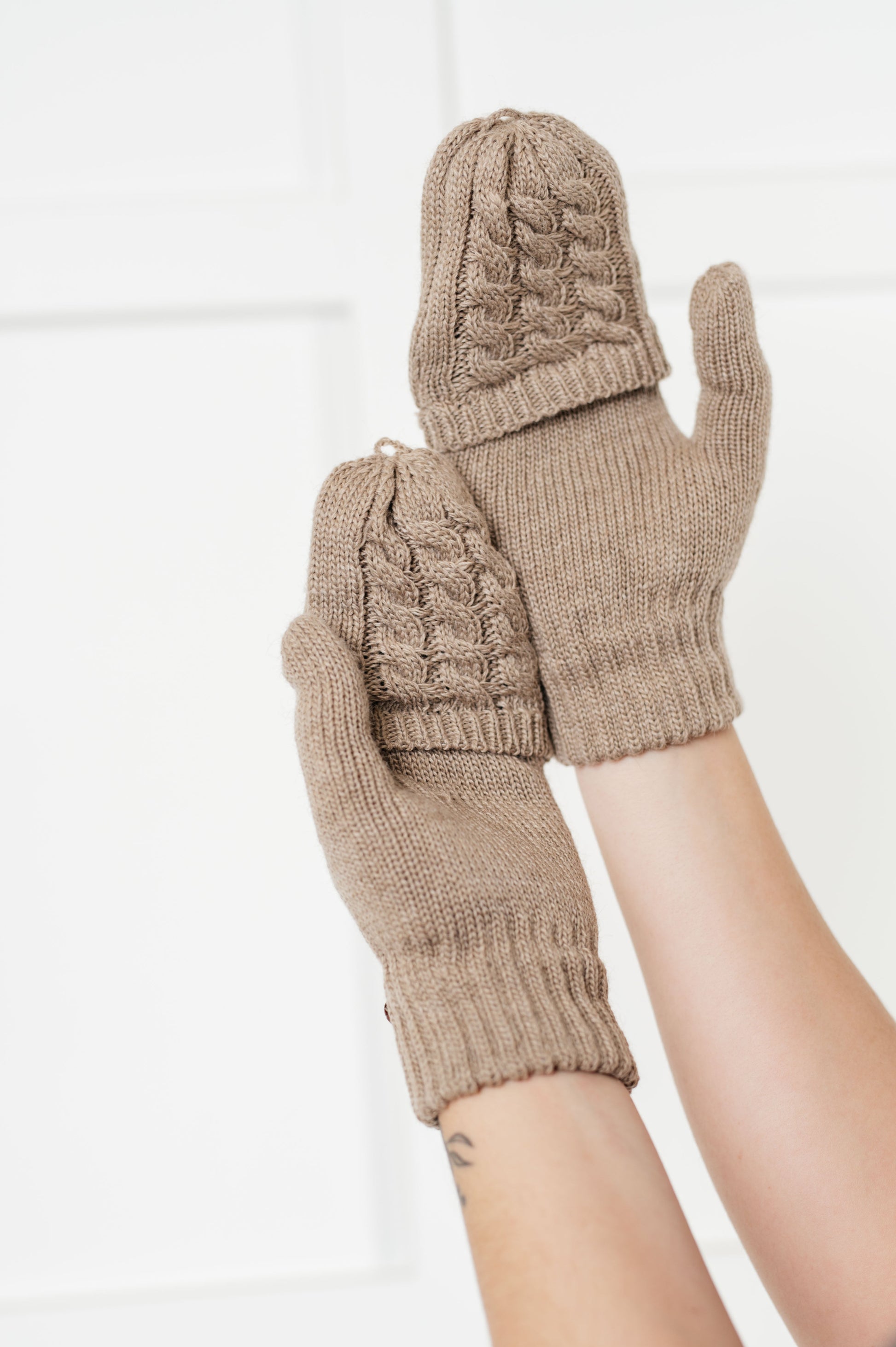 Women's flip-top gloves beige, featuring a cable knit design, split finger mittens, and button closure.