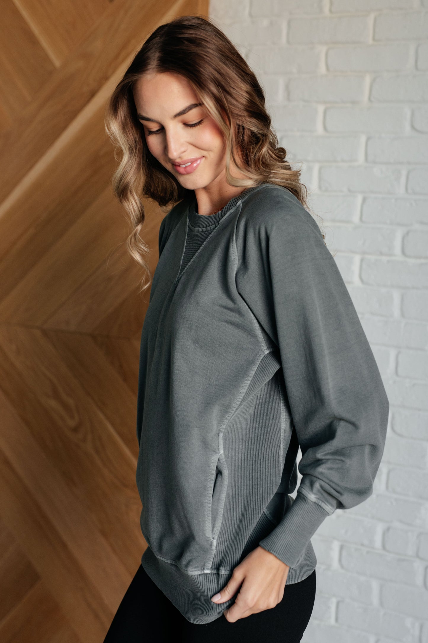 Ash jade sweatshirt in mid-weight French terry with a round neckline, long raglan sleeves, side pockets, ribbed details, and garment-dyed finish.