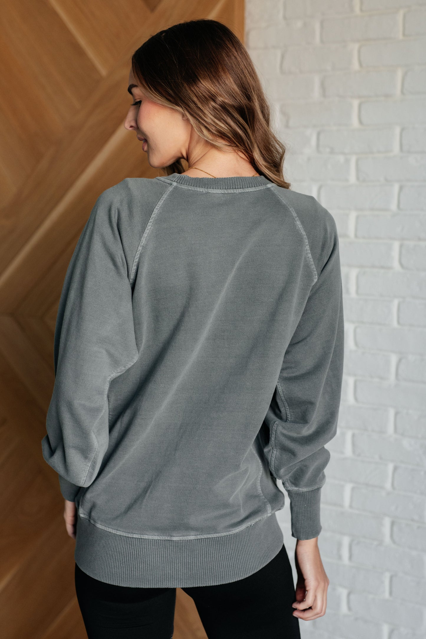 Ash jade sweatshirt in mid-weight French terry with a round neckline, long raglan sleeves, side pockets, ribbed details, and garment-dyed finish.