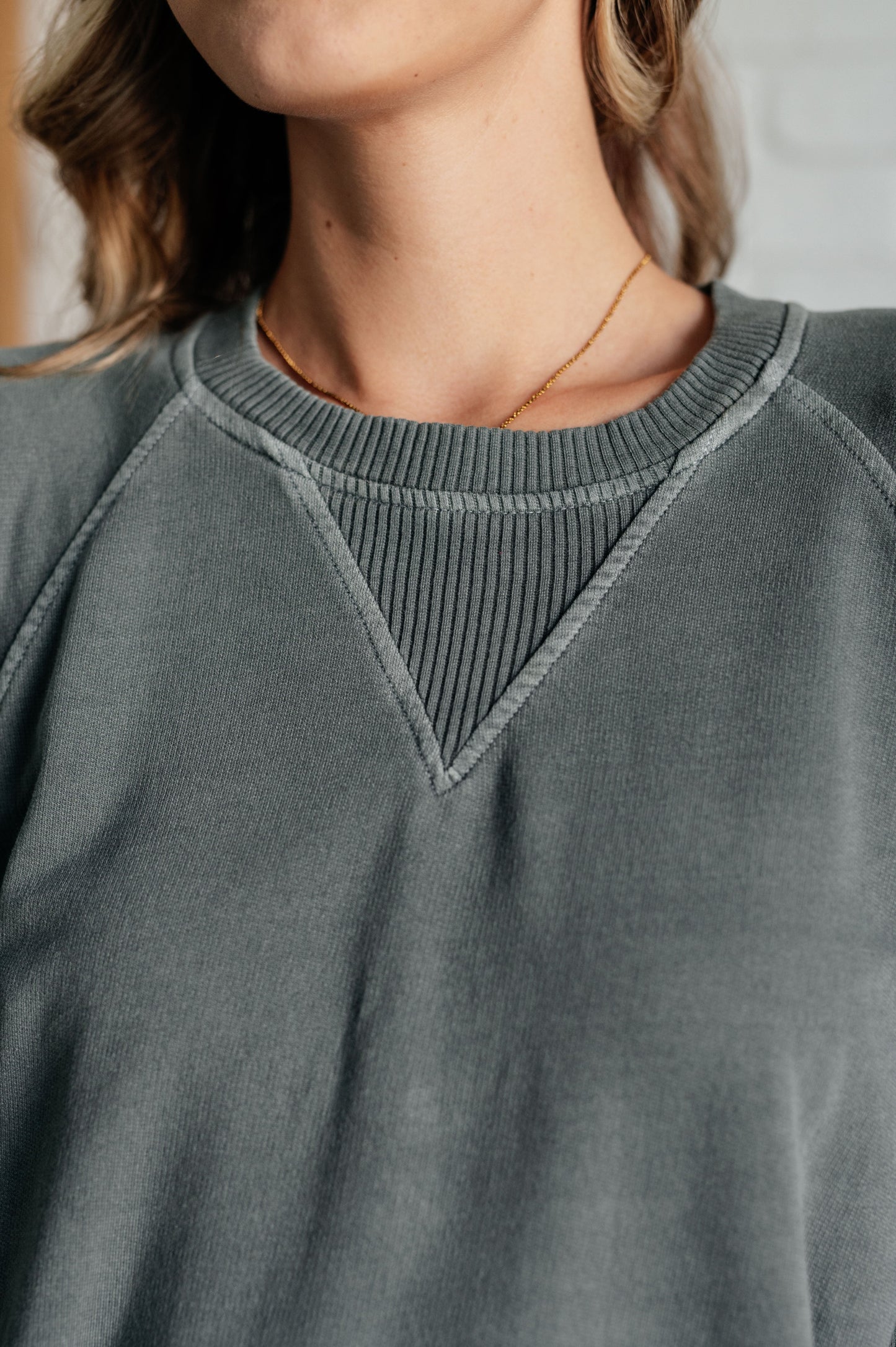 Ash jade sweatshirt in mid-weight French terry with a round neckline, long raglan sleeves, side pockets, ribbed details, and garment-dyed finish.