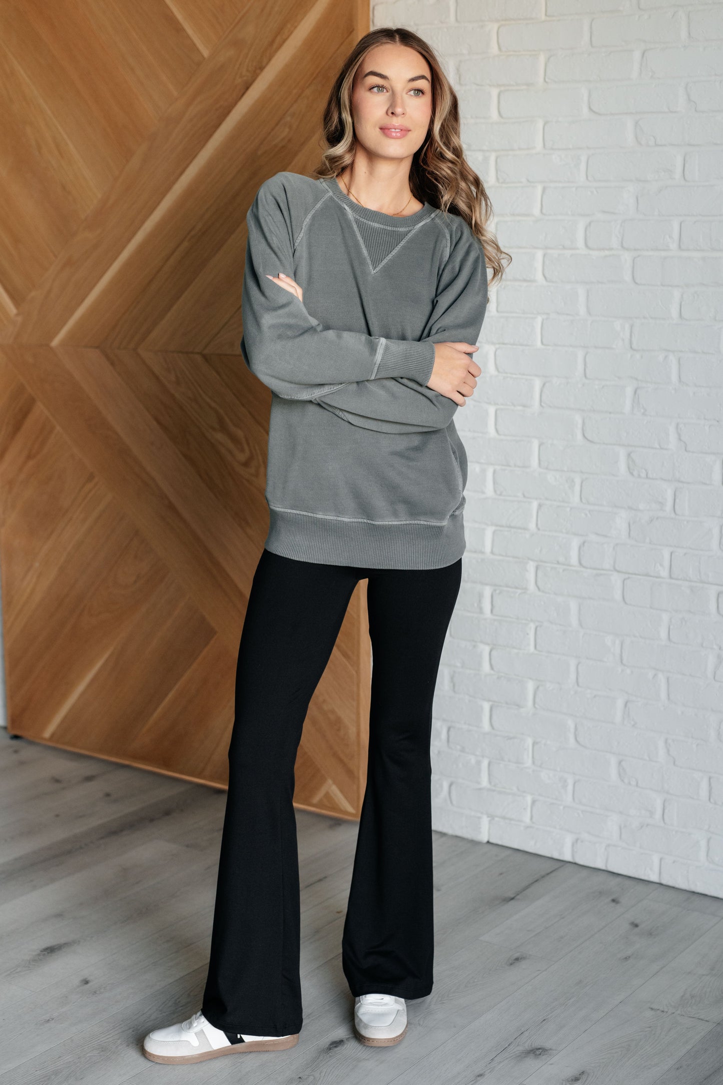 Ash jade sweatshirt in mid-weight French terry with a round neckline, long raglan sleeves, side pockets, ribbed details, and garment-dyed finish.