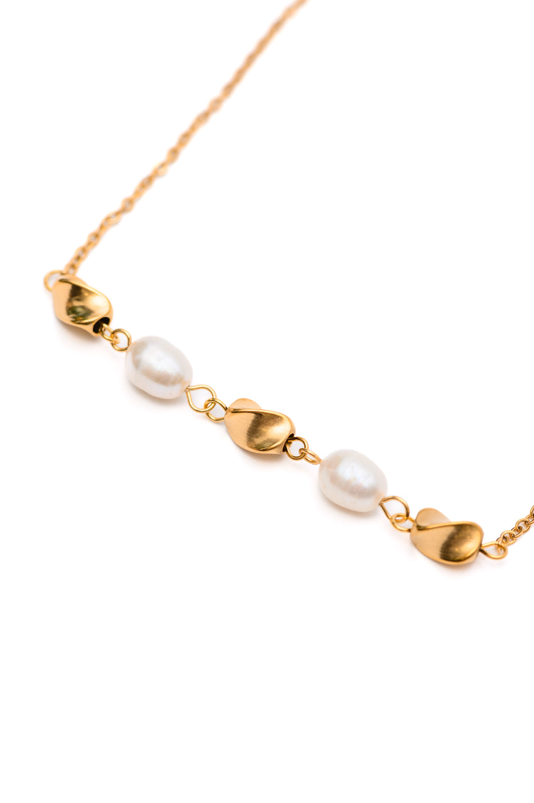 18K gold-plated stainless steel pearl necklace with a lobster clasp closure, adjustable length, and hypoallergenic, water- and sweat-resistant design.