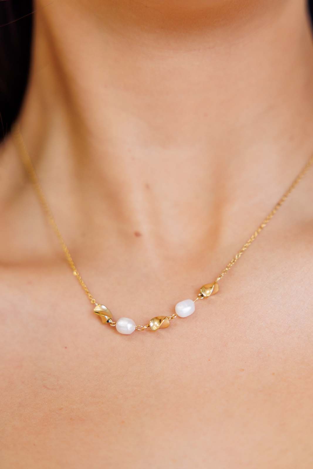 18K gold-plated stainless steel pearl necklace with a lobster clasp closure, adjustable length, and hypoallergenic, water- and sweat-resistant design.