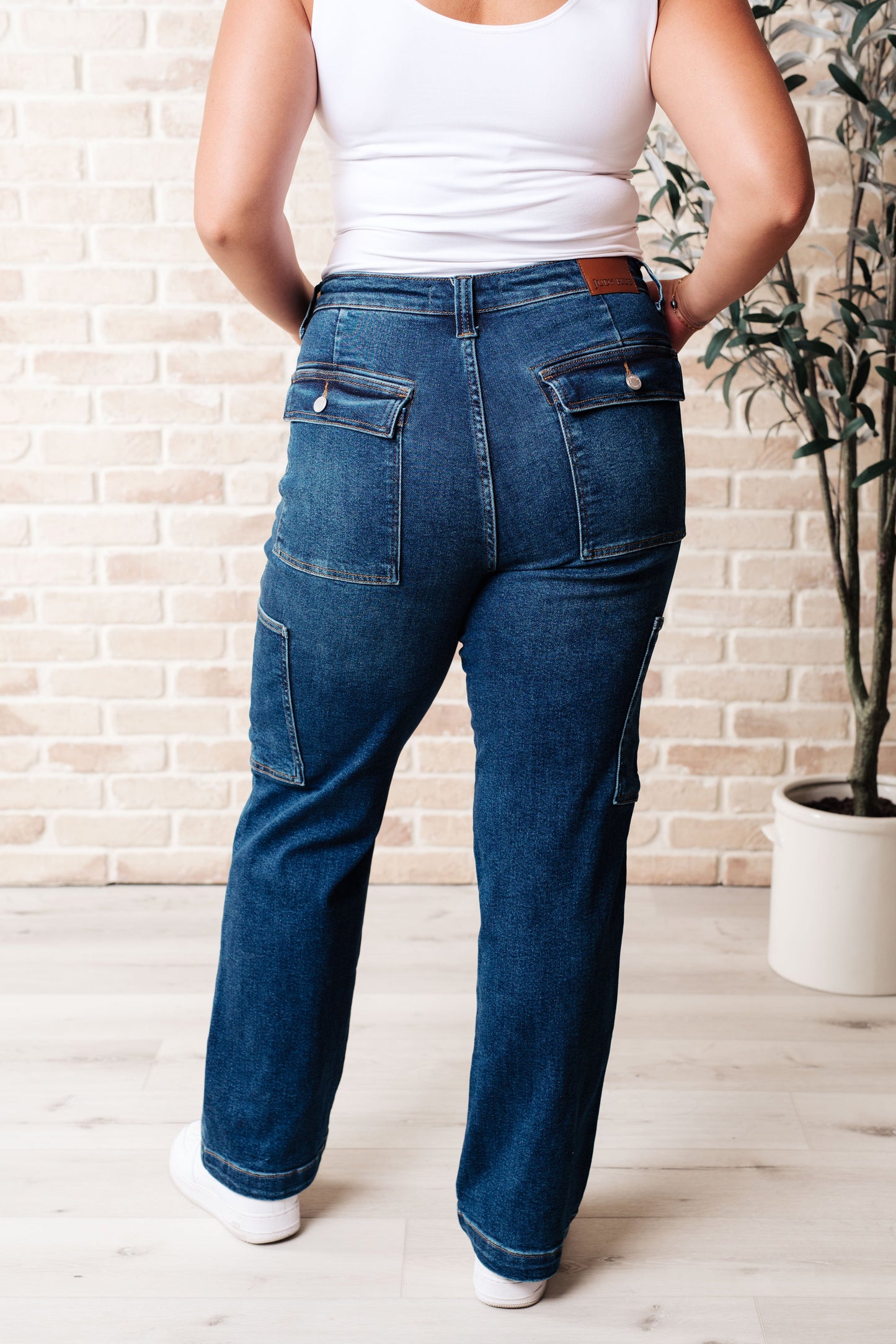 High-rise straight jeans with cargo pockets, zip fly closure, and 4-way stretch fabric, featuring a non-distressed design.