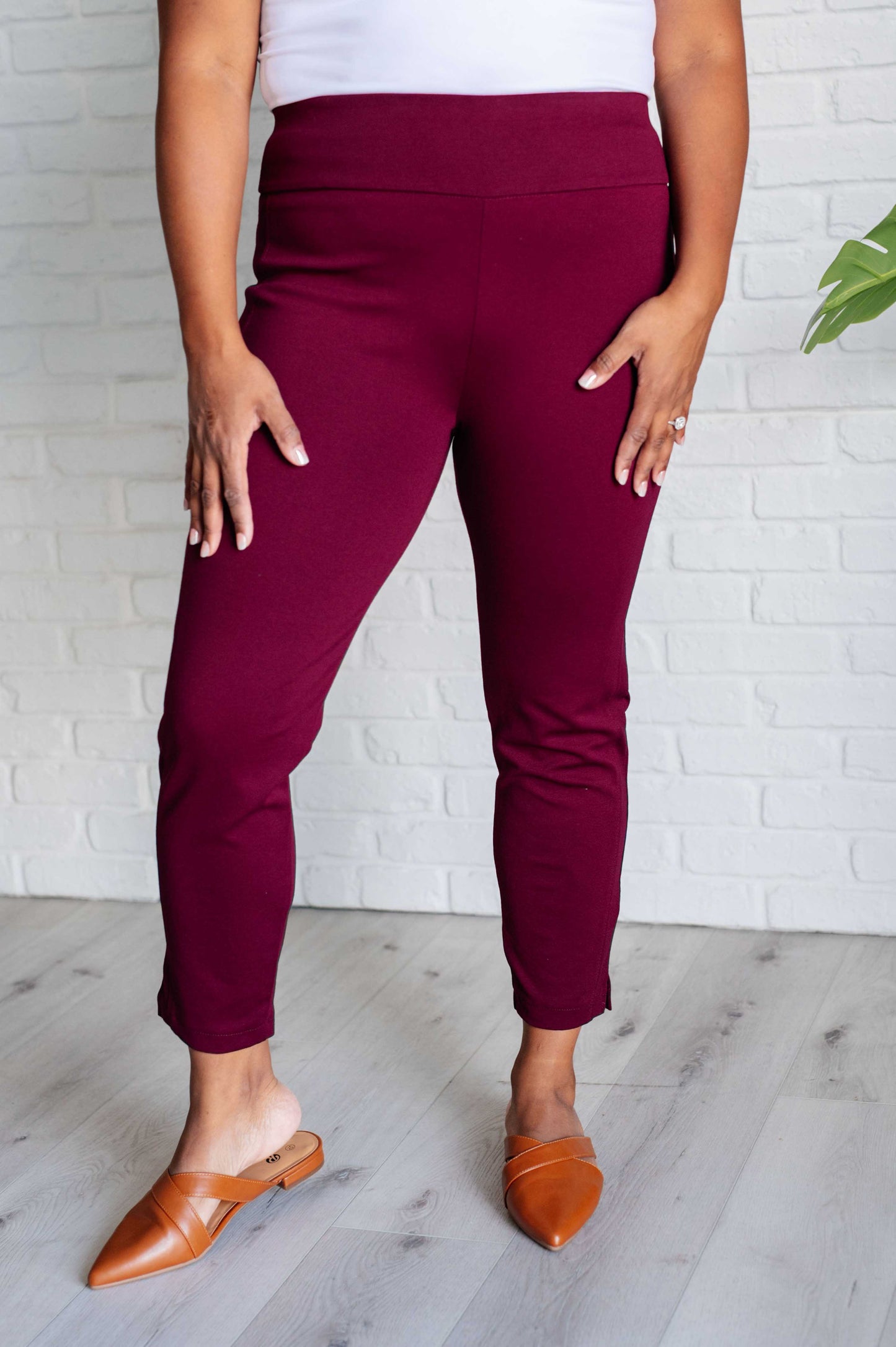 Midge Magic Ankle Crop Skinny Pants in Wine