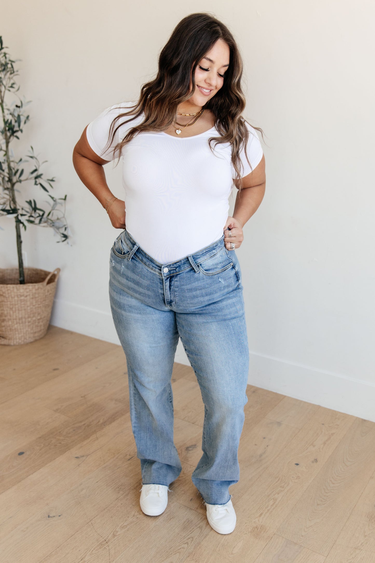 Light wash high-rise straight leg jeans with a V-front waistband, raw hem, and 4-way stretch for a flattering fit and comfort.