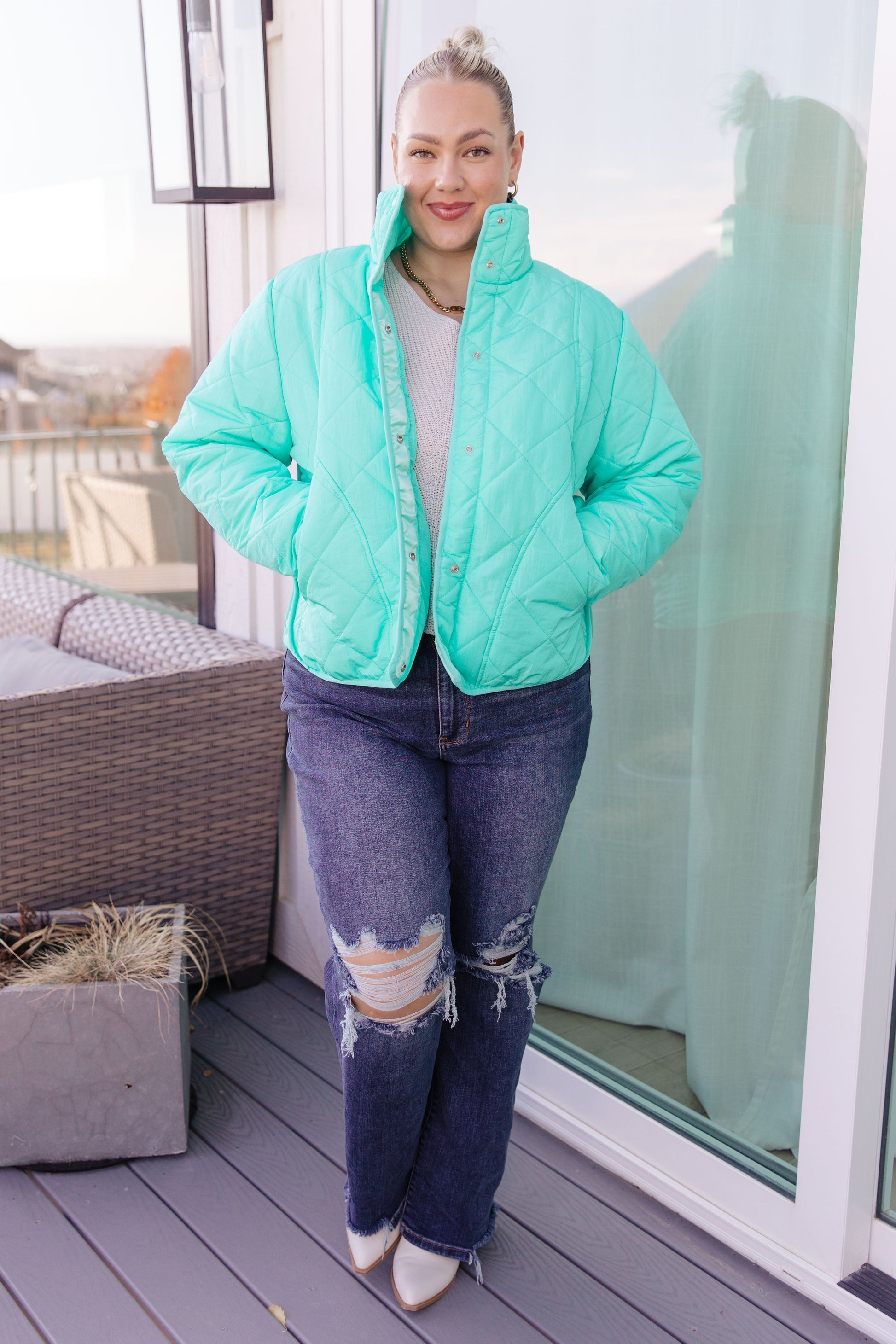 Front view of plus size Siyah Puffer Jacket showing quilted puffer texture and relaxed fit.
