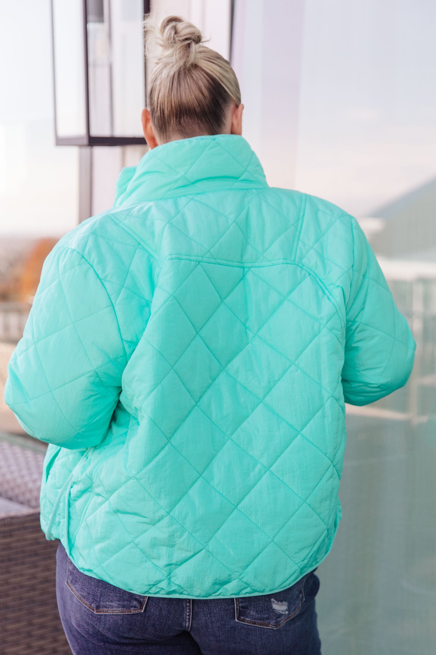 Back view of plus size Siyah Puffer Jacket with fully lined design and smooth finish.