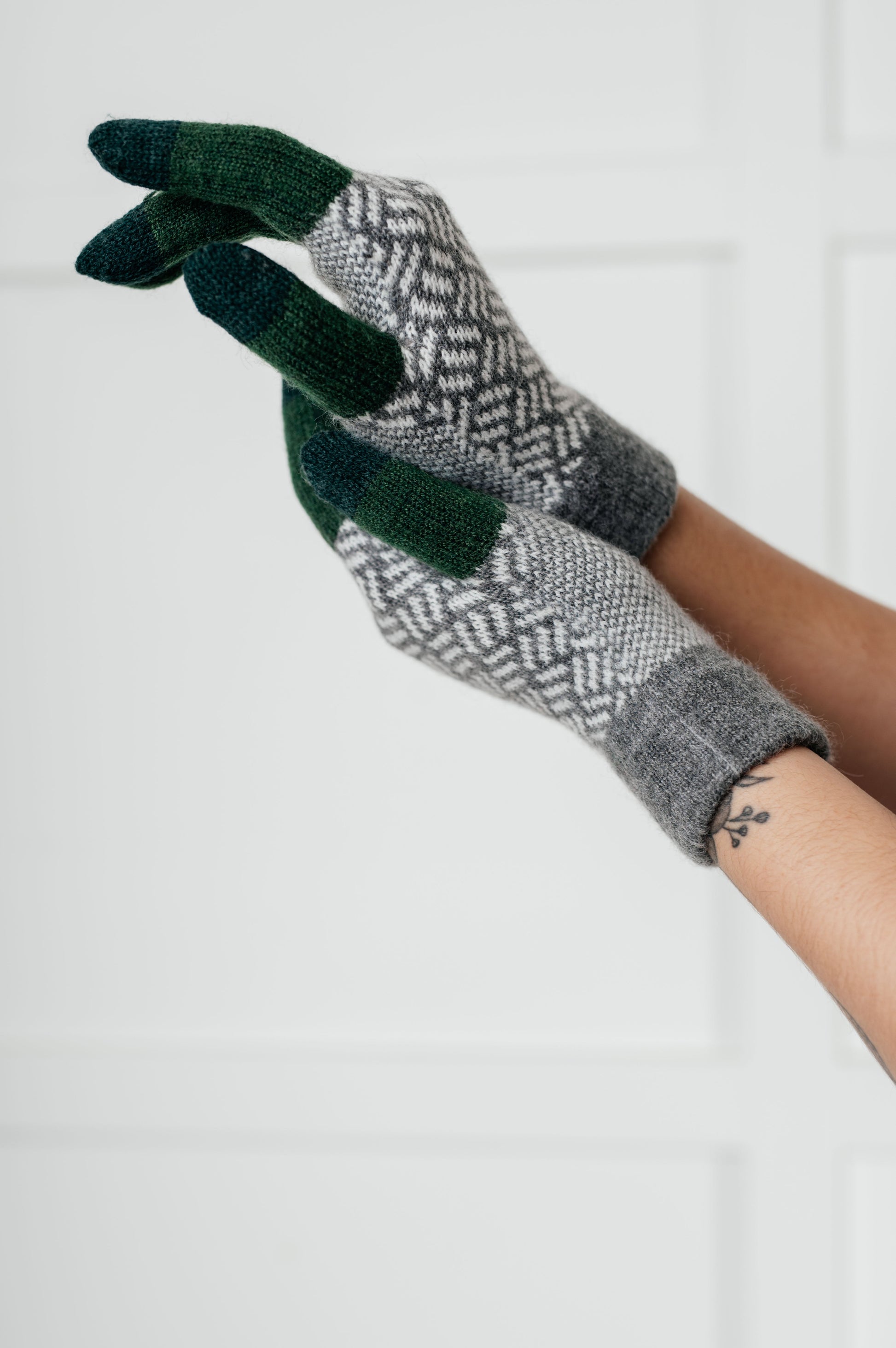  Women's green patterned knit gloves, touch screen compatible with elastic cuff.