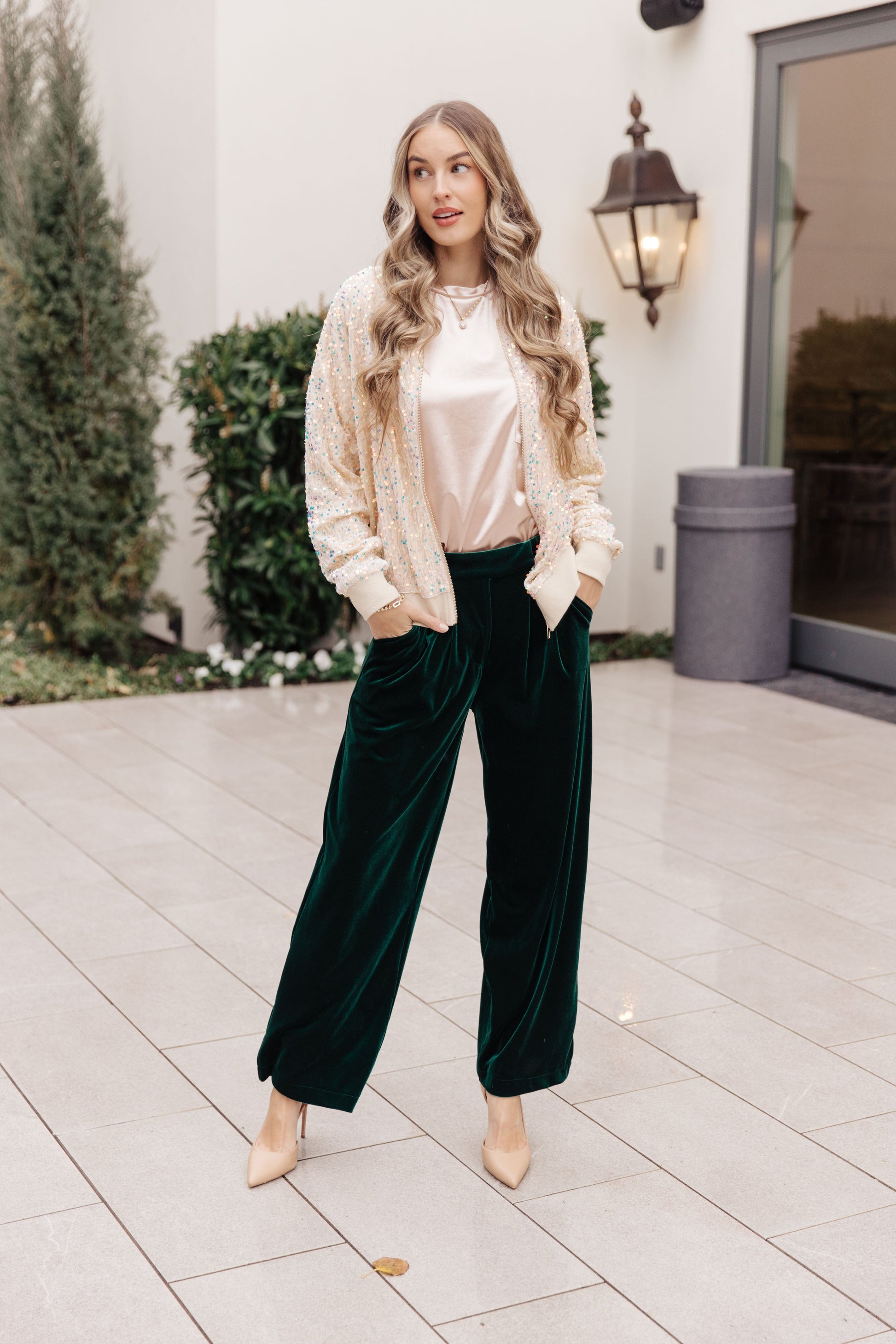 Luxe green velvet trousers with elastic back and pockets – regular fit.