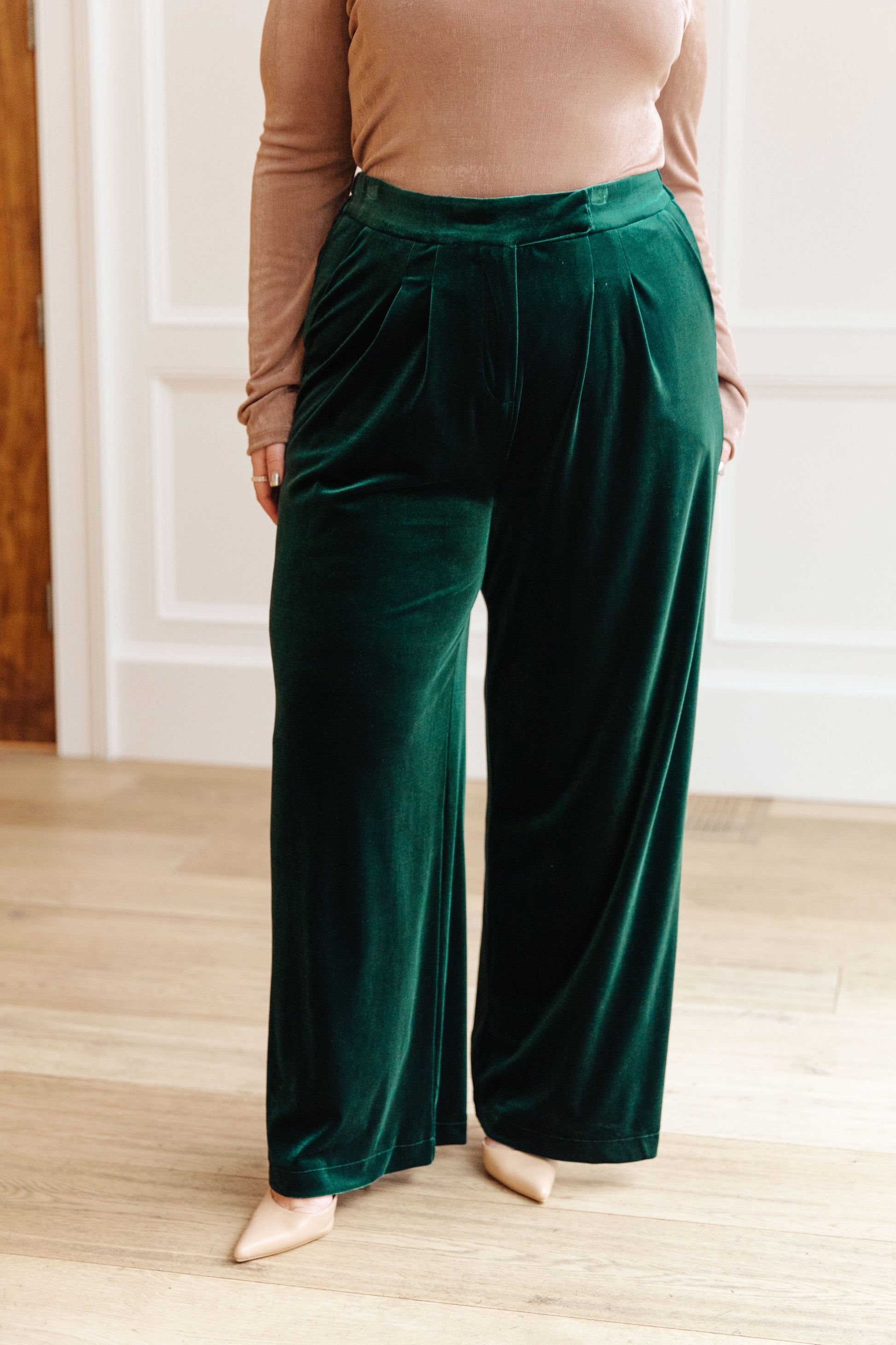 Plus size emerald velvet wide-leg pants – high-rise with elastic waistband.