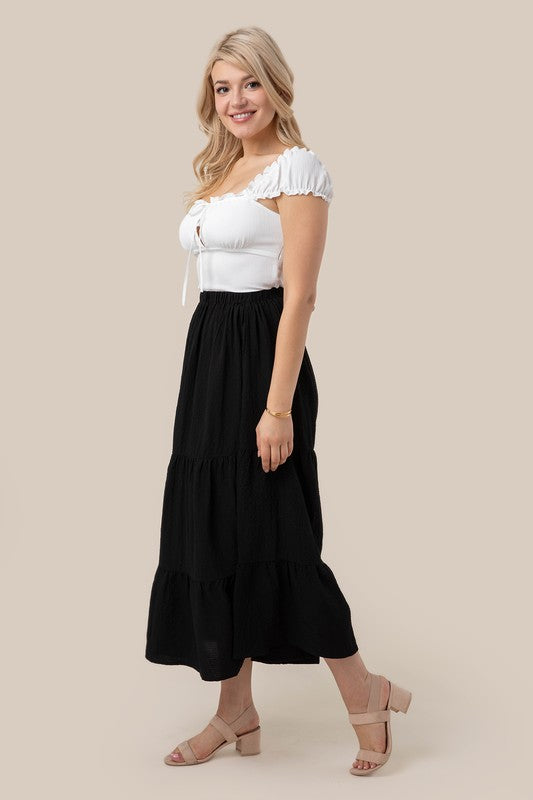 Tiered maxi skirt with elastic waistband in black. Flowy silhouett, lined for full coverage.