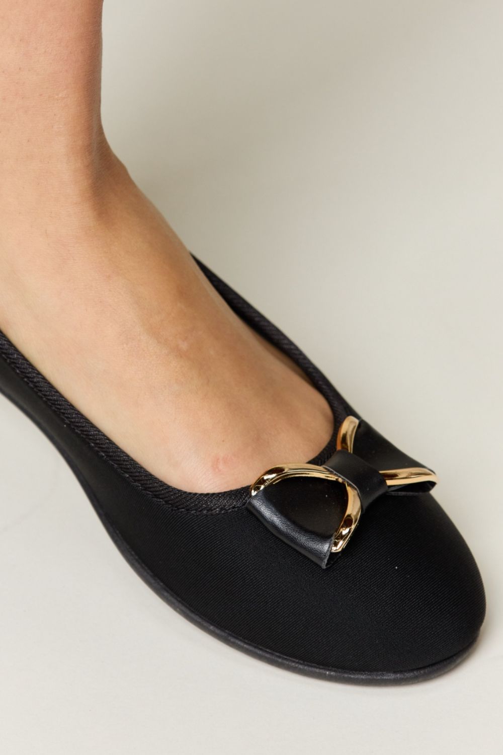 Lucera Forever Link Metal Bow Flats