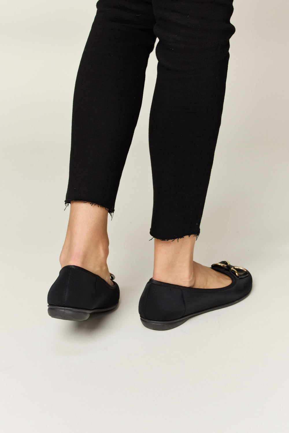 Lucera Forever Link Metal Bow Flats